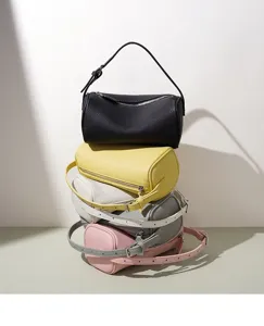 Sac bandoulière cylindrique en cuir véritable minimaliste pochette épaule détail vue