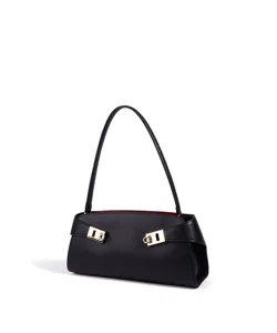 Detailansicht der schwarzen Schultertasche aus Leder mit schickem Goldbeschlag und Futter.