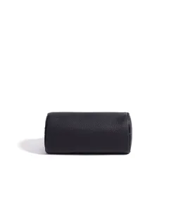 Vue de détail rapprochée du sac cylindrique en cuir noir avec texture grainée fine.