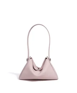 Vue détaillée du sac à épaule en cuir rose avec forme trapèze unique et fermoir métallique.
