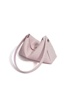 Détail de sac porté épaule en cuir rose clair, élégant sac à main trapèze texture texturée.