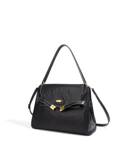 Détail sac à main en cuir noir, fermoir métallique élégant, belles coutures contrastées blanches.