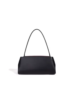 Nahaufnahme des minimalistischen schwarzen Leder Unterarm Umhängetaschen Texturdesigns.