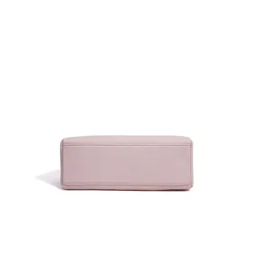 Vue détaillée du fond de sac à main en cuir rose, élégant cabas de transport pour femmes.