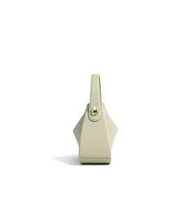 Vista detallada del elegante bolso de cuero verde claro con forma geométrica única.