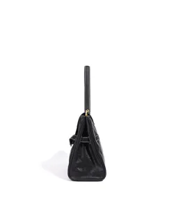 Détail latéral de sac à main femme noir, élégant sac porté main de travail avec pièces métalliques.