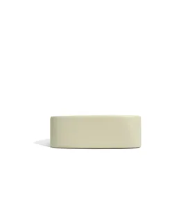 Vista de detalle de un bolso dumpling minimalista de cuero beige con líneas suaves y elegantes.