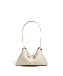 Détail en gros plan du sac porté épaule en cuir blanc cassé avec fermoir tournant.