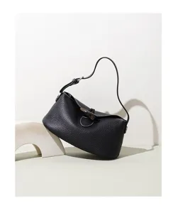 Bolso de hombro de cuero negro con elegante cierre de palanca y costuras contrastantes.