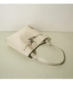 Beige Ledertasche Detailansicht, hochwertiges minimalistisches Design, elegantes Business Accessoire.