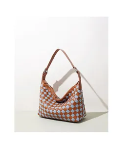 Gewebte Schultertasche aus braunem Leder und blauem Stoff für den täglichen Weg zur Arbeit.