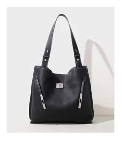 Schwarze Schultertasche aus strukturiertem Leder mit Metall-T-Verschluss und seitlichen Riemen.