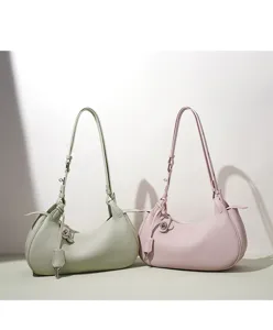 Sac bandoulière hobo en cuir minimaliste sac à main casual chic croissant détail vue