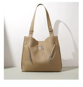 Nahaufnahme der beigen Leder-Umhängetasche mit edlem Metallverschluss und großem Shopper-Design.