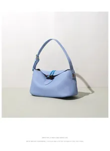 Bolso de hombro azul claro de cuero con motivo lichi, estilo de diseñador elegante.