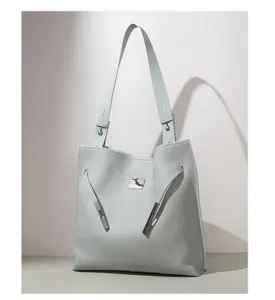 Detailansicht der hellgrünen Leder-Freizeittasche mit feinem Metallverschluss und klarem Stil.