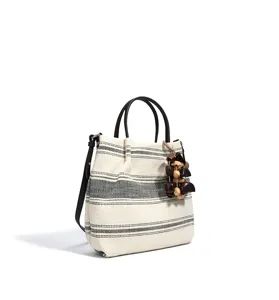 Detailansicht der gestreiften Canvas-Handtasche mit einzigartigem Holzperlen-Anhänger.