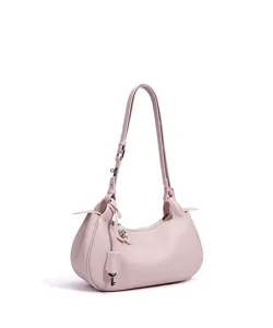 Vue détaillée du sac porté épaule croissant en cuir véritable rose avec charm élégant.