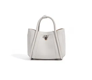 Nahaufnahme der grauen Lederhandtasche mit elegantem Metallverschluss und feinen Nahtdetails.