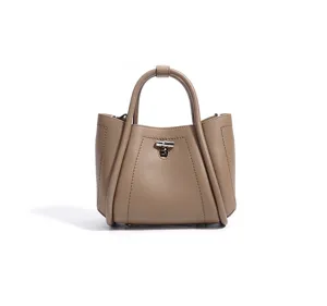 Elegante Damen Handtasche Umhängetasche aus Taupe Leder mit klassischem Bambus Schloss Design.