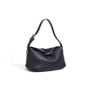Vista detallada del elegante bolso de hombro en piel grana negra con finas costuras.