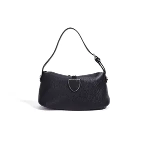 Bolso de hombro de cuero granulado negro con costuras en contraste y cierre de escudo.