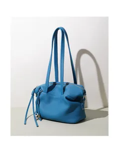 Detalle de bolso de hombro de cuero azul, elegante diseño de doble correa suave.