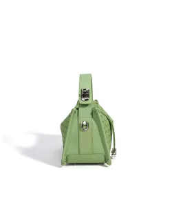 Sac à main tressé en cuir vert, design élégant avec détails de quincaillerie argentée.