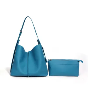 Minimalistische Echtleder Schlapp Eimer Umhängetasche mit passendem Pouch Set