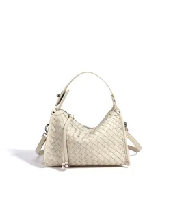 Vue détaillée du sac à main bandoulière en cuir tressé beige avec une texture élégante et soignée.