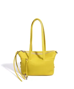Bolsos tote de cuero amarillo para mujer, elegante bolso de hombro casual con correas dobles y dije.