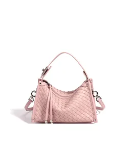 Détail de sac à main en cuir tissé rose, artisanat exquis, quincaillerie et texture élégantes.
