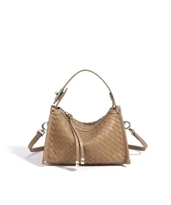 Vue détaillée du sac à bandoulière en cuir tissé de haute qualité avec poignée élégante.