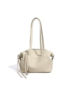 Vista detallada del bolso de hombro en cuero elegante con textura fina y doble asa superior.