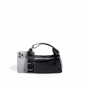 Dettaglio borsa a spalla nera in ecopelle, design chic con cerniera per uso quotidiano.