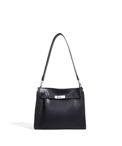 Primer plano detallado de un elegante bolso de hombro de cuero negro con cierre plateado.