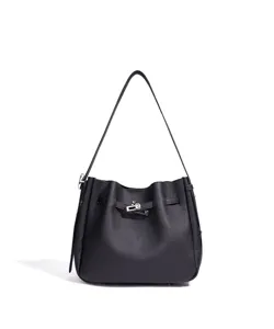 Bolso bandolera de cubo en cuero negro con cierre de giro chic para uso diario.