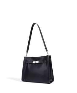 Bolso de hombro negro clasico de cuero con cierre metalico elegante para uso diario.