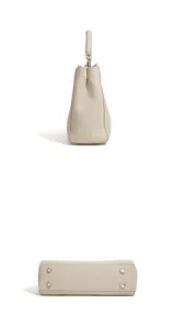 Vista detallada lateral y inferior del bolso de cuero genuino beige con asa.