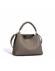 Elegante bolso de mano de cuero con asa envuelta y cierre metálico para mujeres.