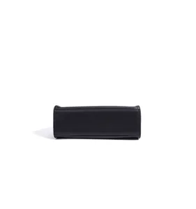 Bolso de cuero genuino negro vista inferior, diseño estructurado clásico elegante.