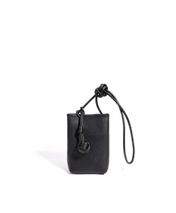 Nahaufnahme Detail der schwarzen Leder Mini Handytasche mit stilvollem Knotengurt.