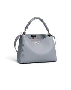 Bolso de mano de cuero gris con asa envuelta y cierre de giro metálico elegante.