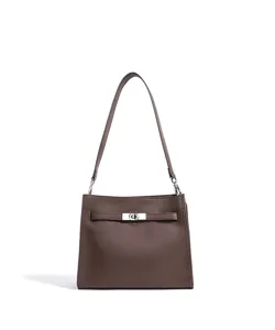 Elegante bolso de hombro marrón para mujer con cierre metálico y asa resistente.