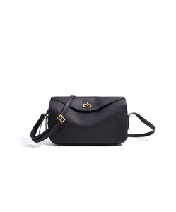Élégant sac à bandoulière noir minimaliste en cuir véritable pour femme avec fermoir doré.