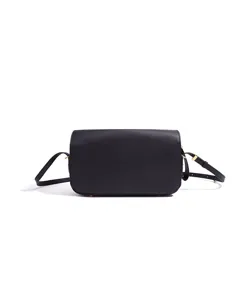 Vue detaillee du sac porte epaule minimaliste en cuir noir avec une texture elegante.