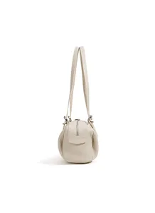 Seitenansicht der Echtleder Handtasche, elegante Vintage Schultertasche mit feiner Textur.