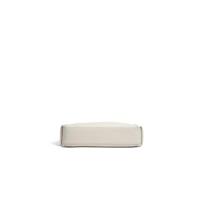 Detailansicht des Bodens der minimalistischen cremeweißen Ledertasche mit feiner Nahtverarbeitung.