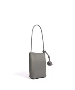 Detailansicht der grauen Mini-Handytasche aus Leder mit schickem Knotendetail.