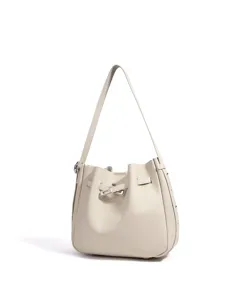 Elegante bolso de hombro estilo cubo en cuero crema con cierre metálico refinado.